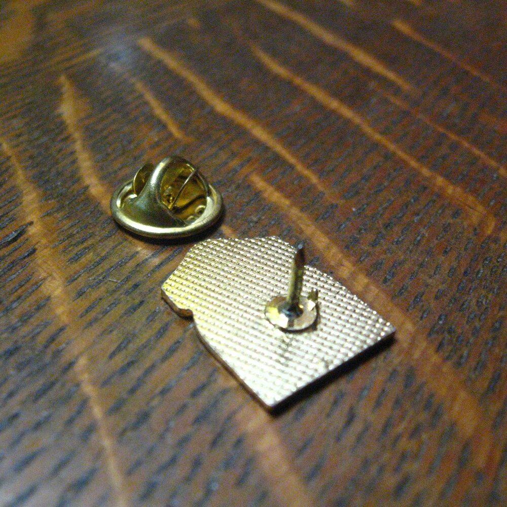Saint St. John's Newfoundland And Labrador Crest Lapel Pin - Picture 4 of 4